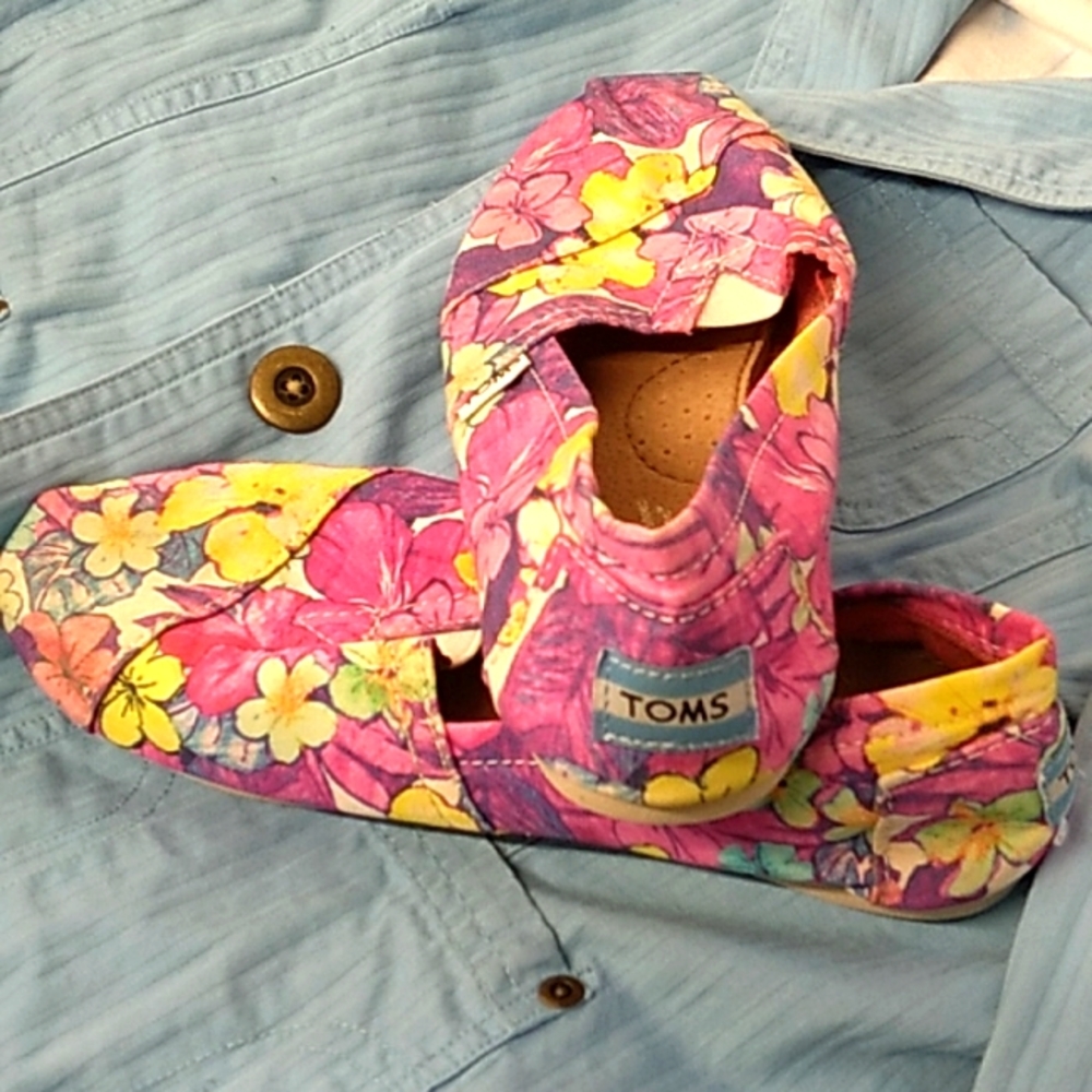 🩷⚡️⭐Woman's Toms floral slip on shoes size 6🩷⚡️⭐